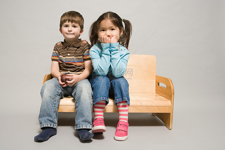 一男一女坐在长凳上图片