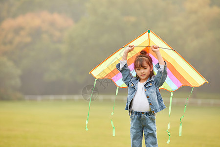 小女孩草坪上放风筝图片