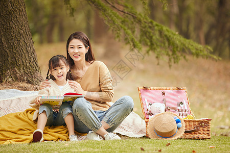 温馨母女在树下看书图片