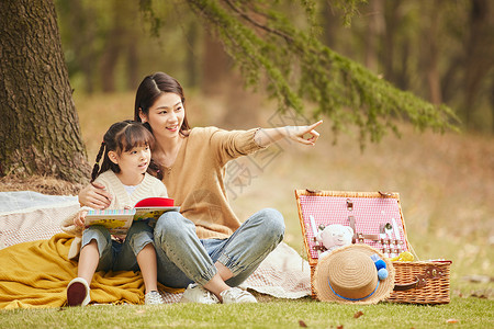 温馨母女在树下看书图片