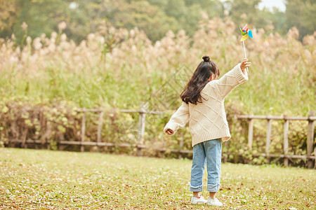 秋天的小女孩小女孩玩风车背影背景