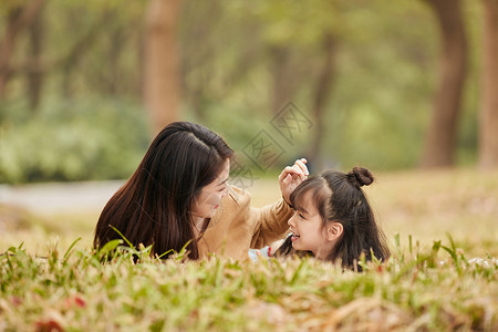 温馨母女趴在草地上玩耍图片