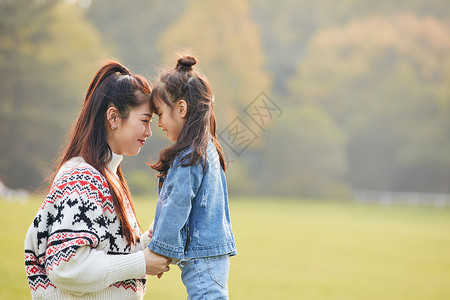 温馨母女郊游图片