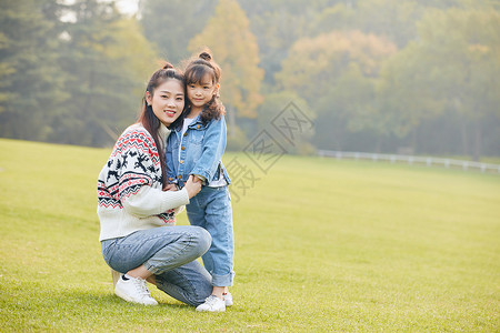 温馨母女郊游图片