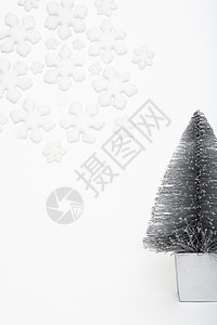 圣诞树和雪花装饰背景图片