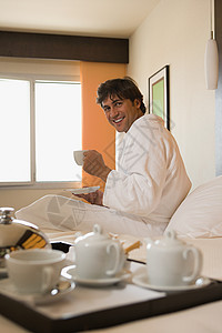 酒店房间里微笑的男人图片