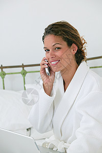 穿着浴衣打电话的女人图片