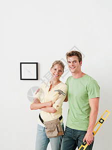 带工具的年轻夫妇墙上的照片图片