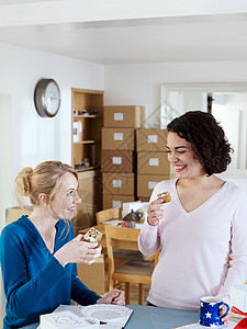 两个女人在家里吃甜点图片
