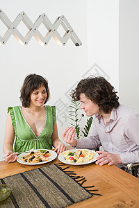 年轻夫妇吃饭背景图片