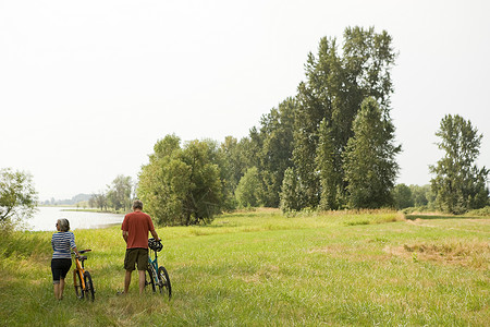 在农村骑自行车的夫妇图片