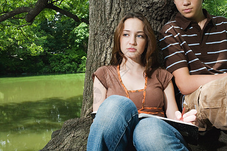 靠在树旁的青少年图片