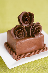 用巧克力玫瑰装饰的蛋糕图片