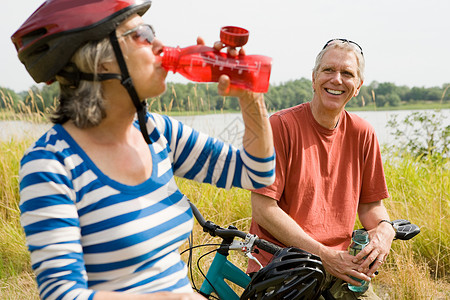 骑自行车的人喝酒图片