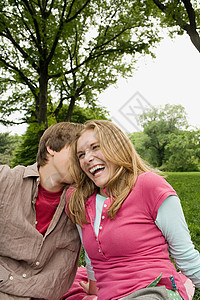 一对年轻夫妇在公园图片