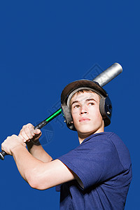 十几岁的男孩正要挥动棒球棒背景图片