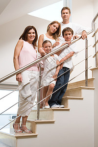 一家人站在楼梯上图片
