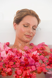 女人沐浴在花瓣里图片
