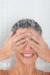 女人洗澡外国人像淋浴头高清图片