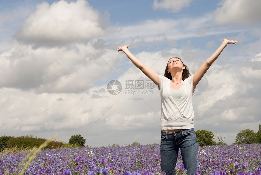 野花上的女人图片