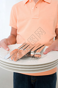 男孩拿盘子和餐具图片