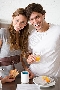 一对夫妇吃早餐的照片图片