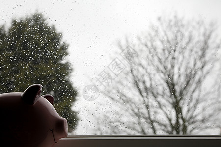 雨棚窗旁的储钱罐背景