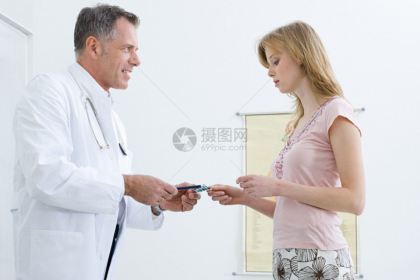医生给病人开药图片
