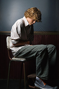 十几岁的男孩独自坐着图片