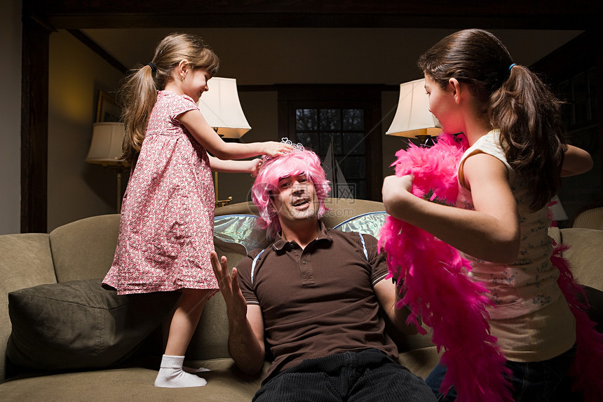 一个父亲和他的女儿在玩花式服装图片