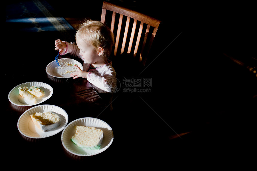 小男孩吃生日蛋糕图片