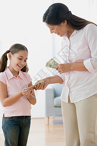 母亲给女儿零用钱图片