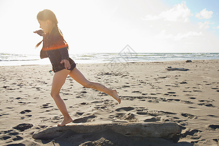 沿着海滩奔跑的女孩图片