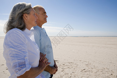 老年夫妇在海滩上散步图片