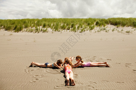 躺在沙滩上的女孩图片
