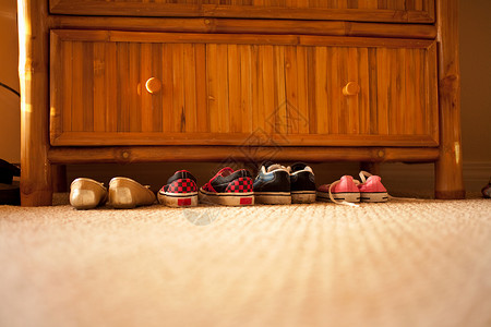 抽屉柜下的一对鞋背景图片