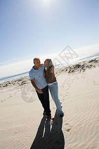 老年夫妇在海滩拥抱图片
