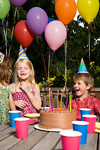 手绘气球派对帽生日聚会上的孩子们背景