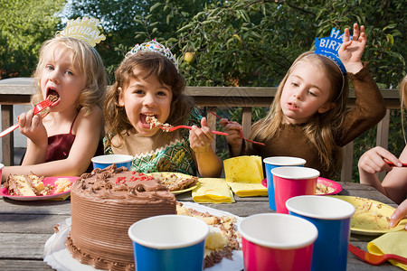 聚会外国人女孩吃生日蛋糕背景