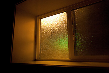 晚上的窗户背景图片