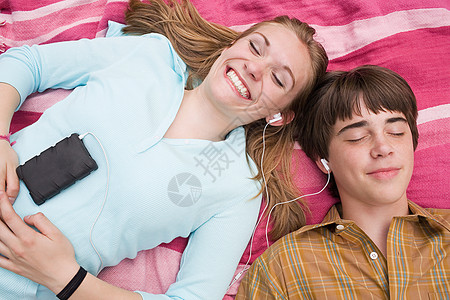一对年轻夫妇在听MP3图片