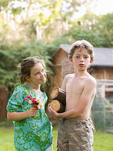 小男孩和小女孩在花园里安家图片