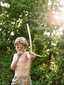 拿着木棍男孩小男孩玩弓箭背景