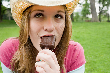 少女吃冰淇淋图片