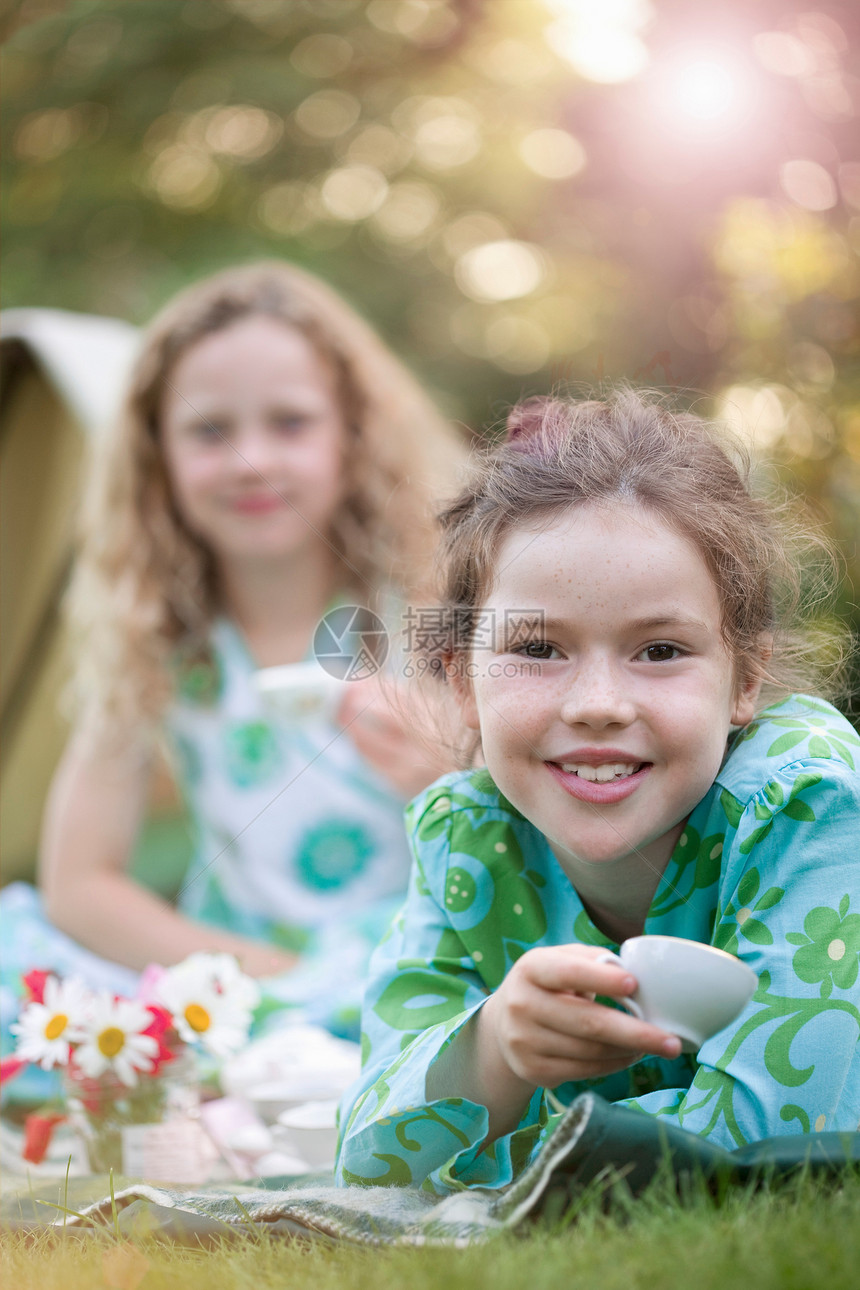 两个女孩在野餐时微笑图片