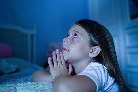 睡前祈祷的女孩图片
