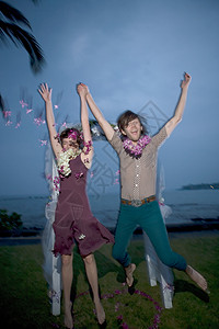 美国夏威夷大岛新娘新郎欢乐跳跃图片