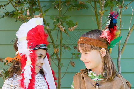 两个穿着美国土著服装的女孩高清图片