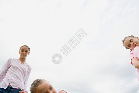 三个女孩和多云的天空图片