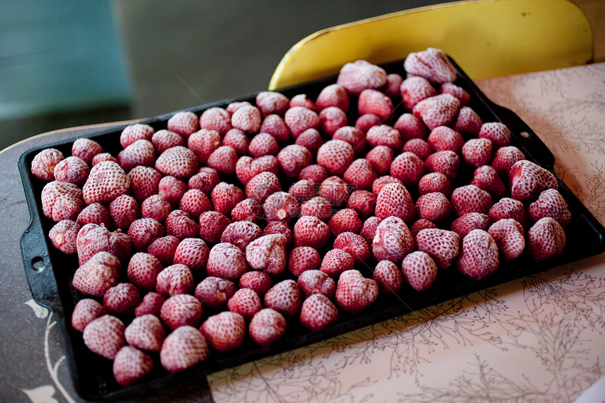 烘烤罐上的冷冻草莓图片